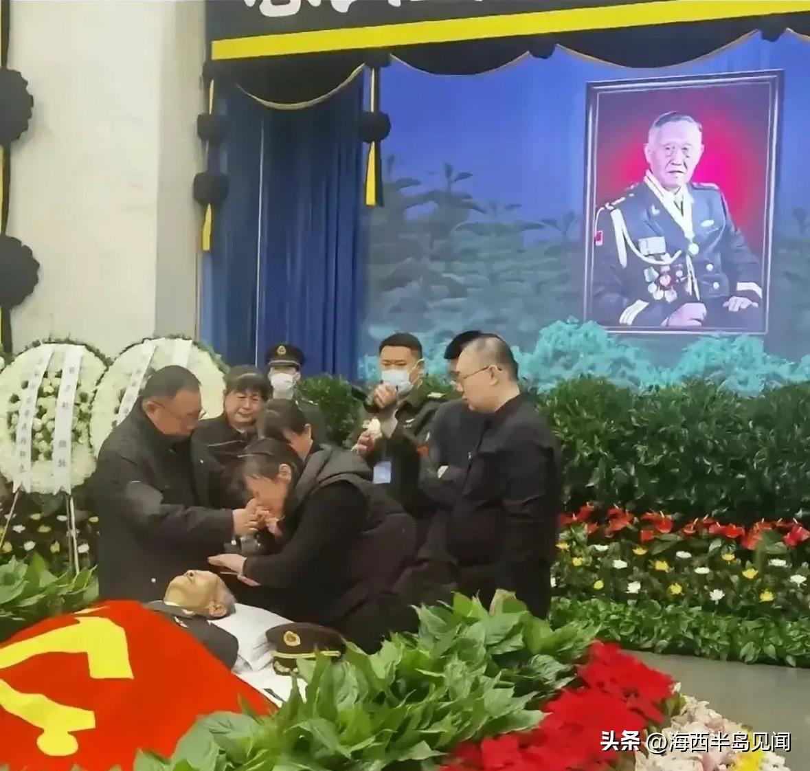 2023年3月16日，原北京军区司令员李来柱上将遗体送别仪式现场。
李来柱上将夫