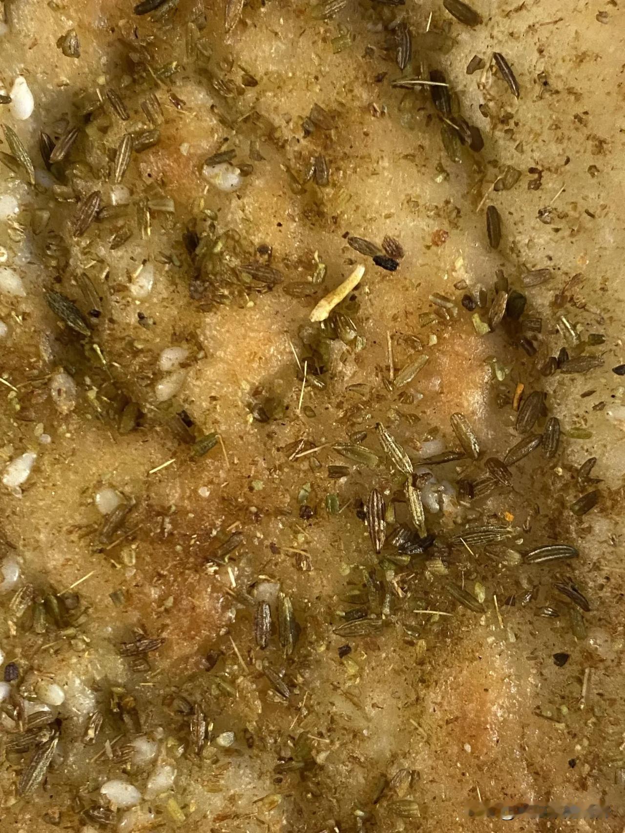 有新疆的朋友知道这馕洒了什么香料吗？昨天点了一份外卖馕🫓
发觉味道真好吃呀😋
