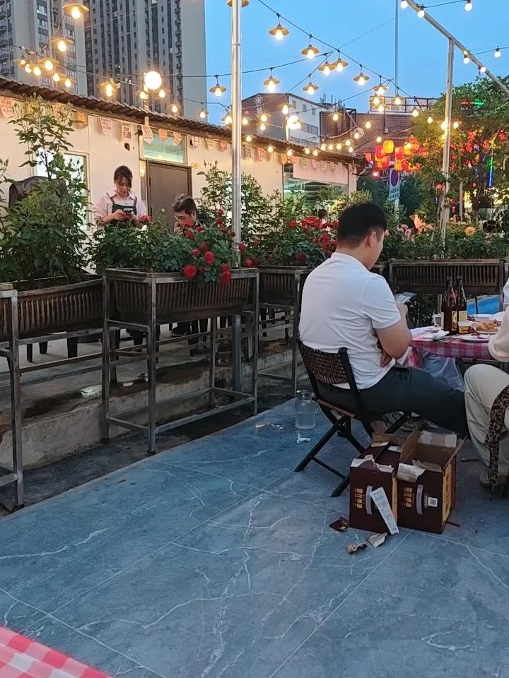 郑州嵩山路汝河路的一家烤全羊馆，生意看起来还可以