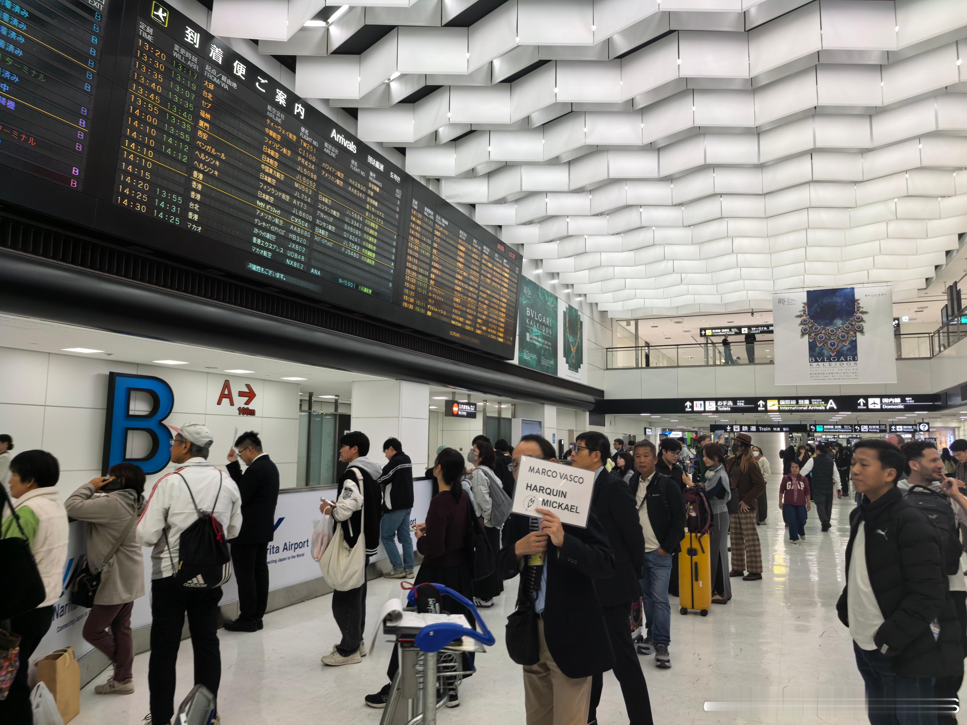 成田机场挺快的啊，走电子QR，15分钟办完入境和申报，光速出机场，比走出浦东机场