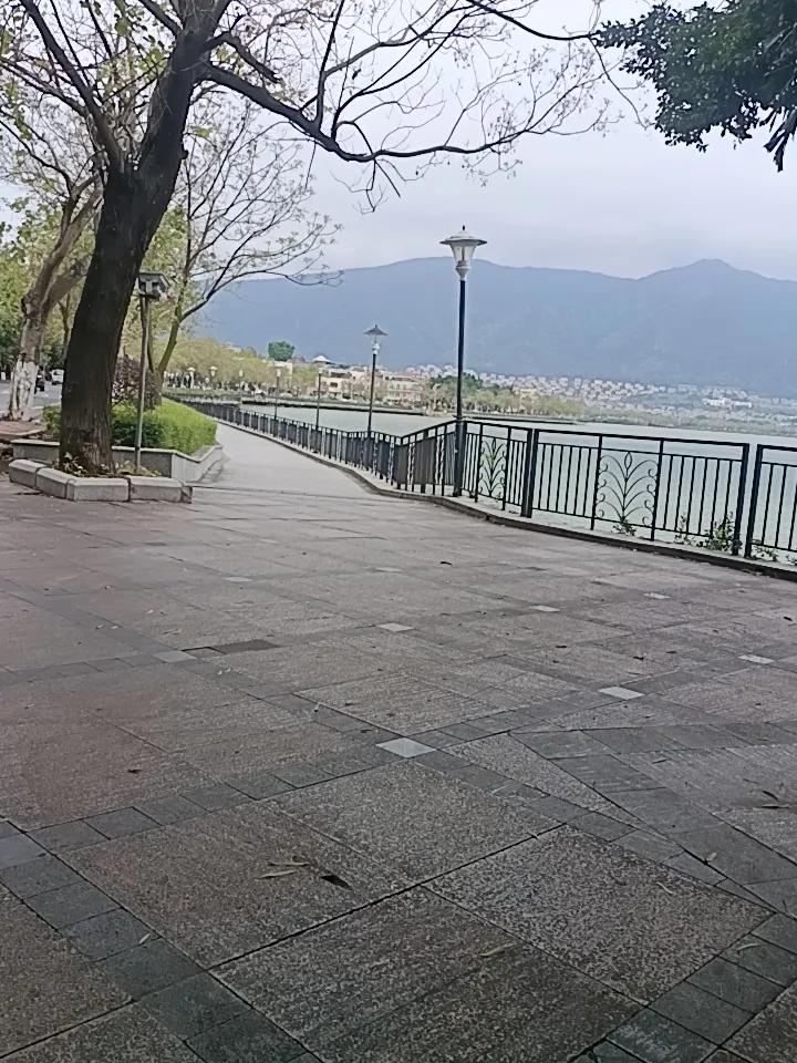 家人们谁懂啊，这里是肇庆市风景区。
也就是七星岩风景区
是国家级5a级风景区。