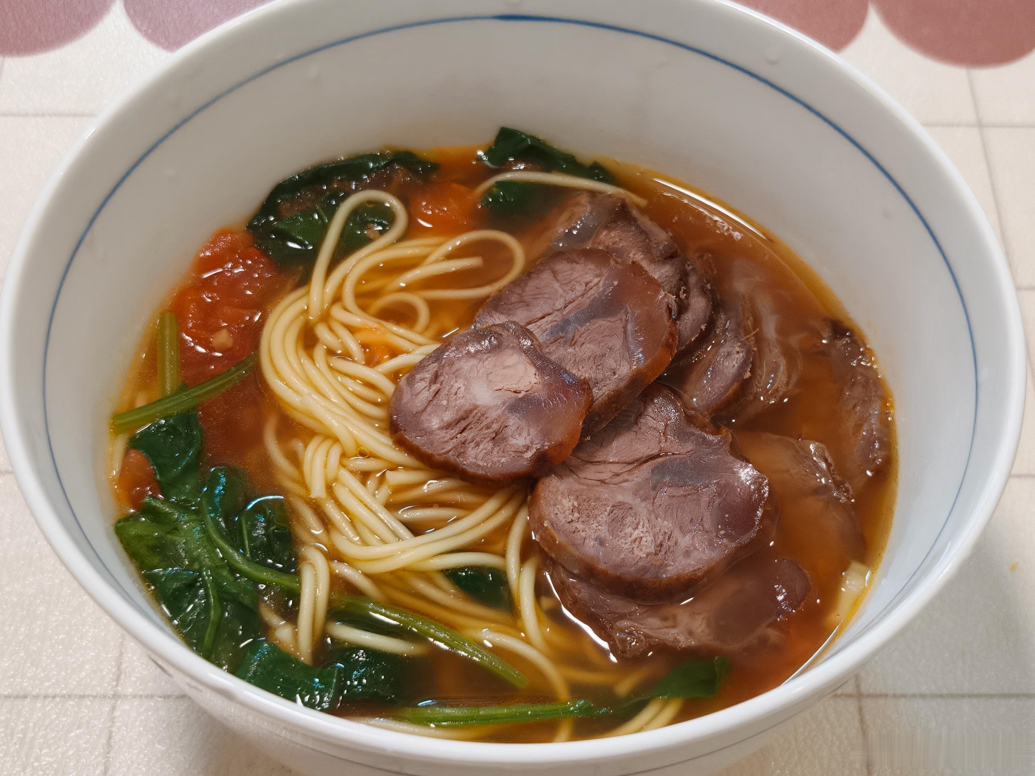 今日晚餐，牛肉面，上次去山姆买的牛肉，自己卤的，牛肉想加多少加多少