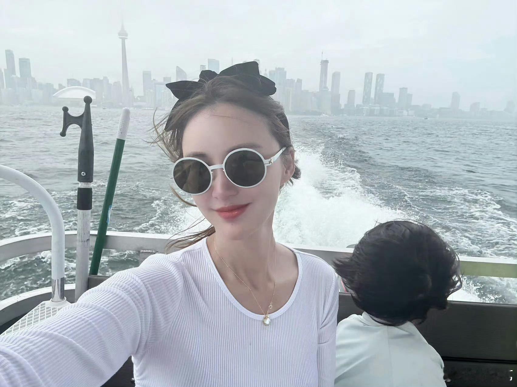 张歆艺顾家搞事业一样飒 二姐真是人间清醒！拍戏时全情投入每个角色，生活中又是满分