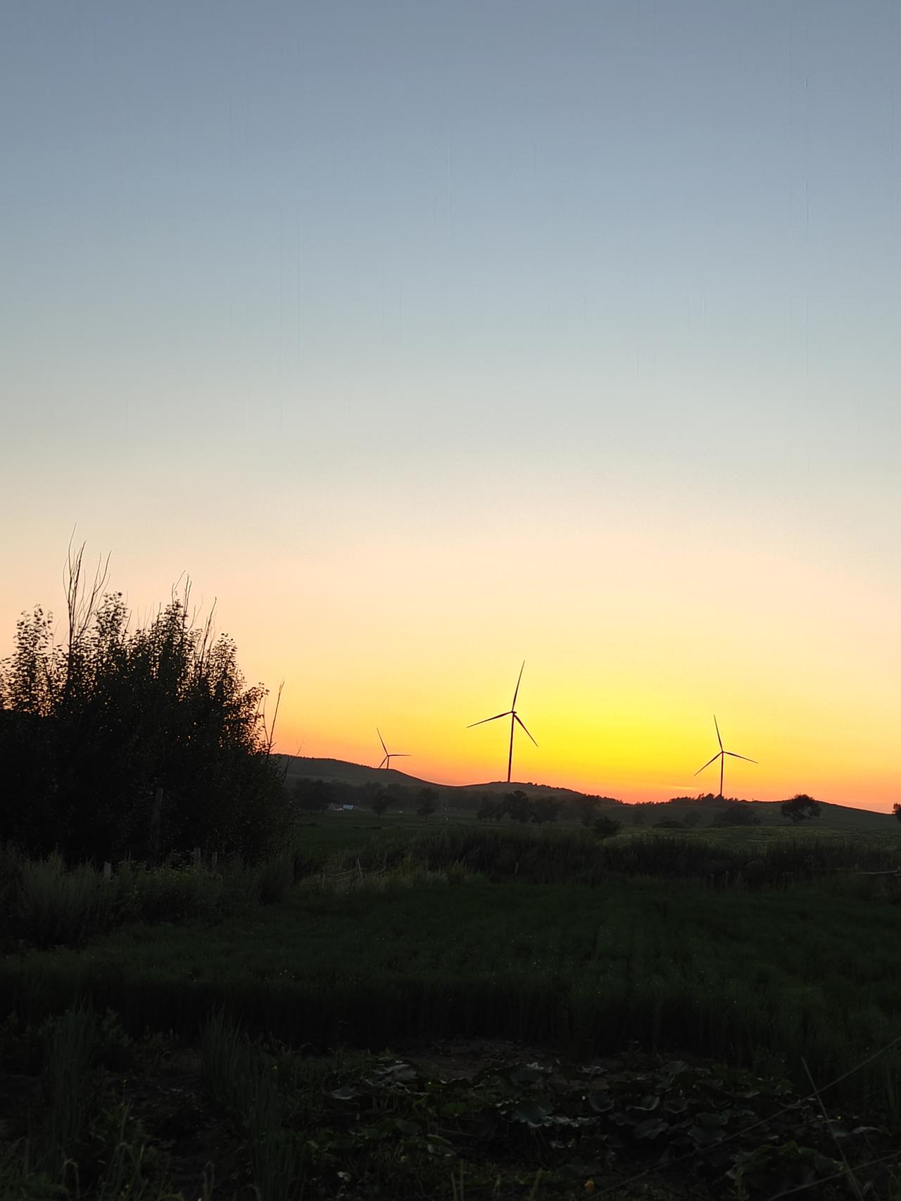 夕阳徐徐下沉，把西边天空晕染成一片绚烂的火红，夜幕正缓缓降临。远处的山峦渐渐隐入