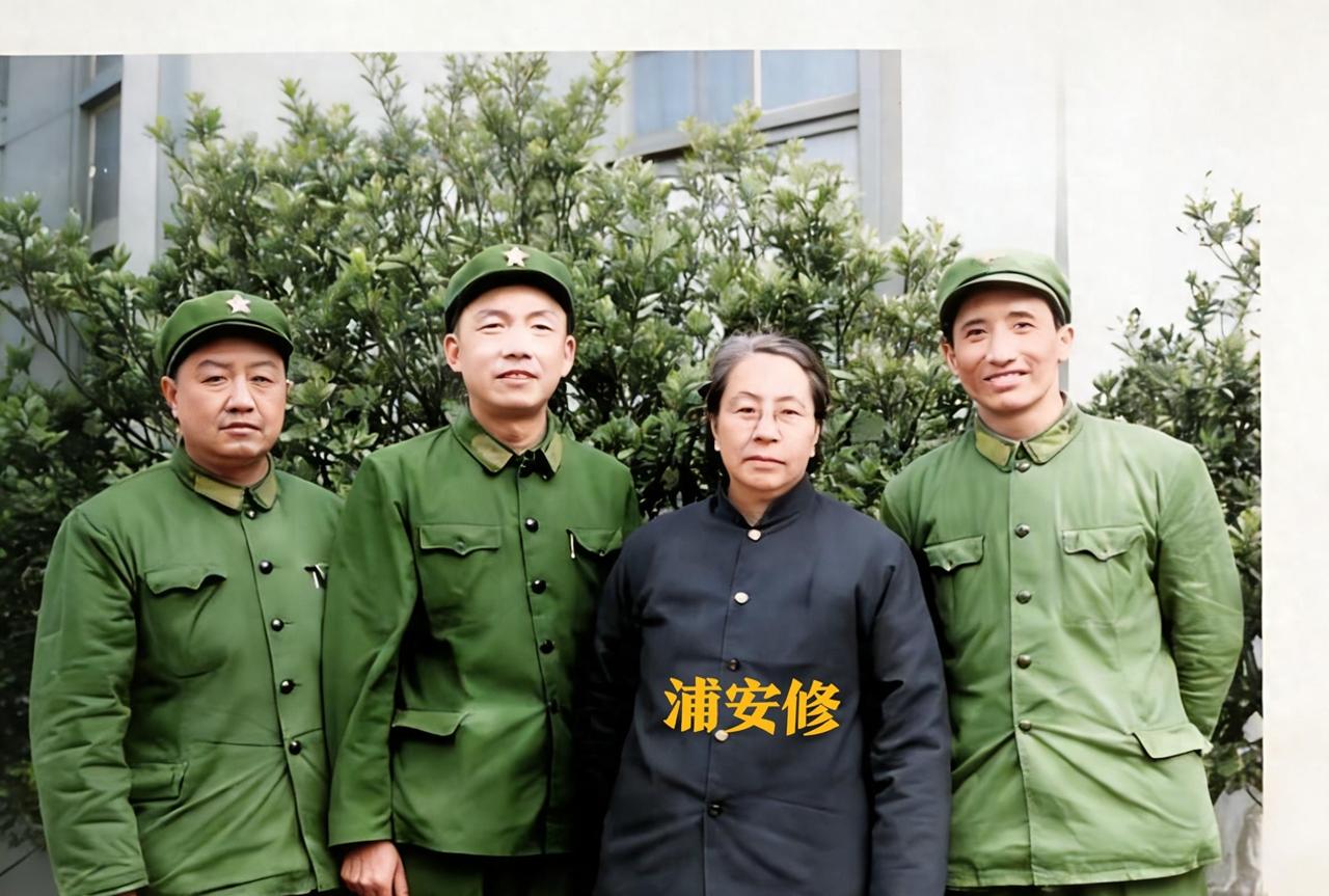 1979年，彭老总平反后，浦安修与三位老部下重返故地合影留念。
