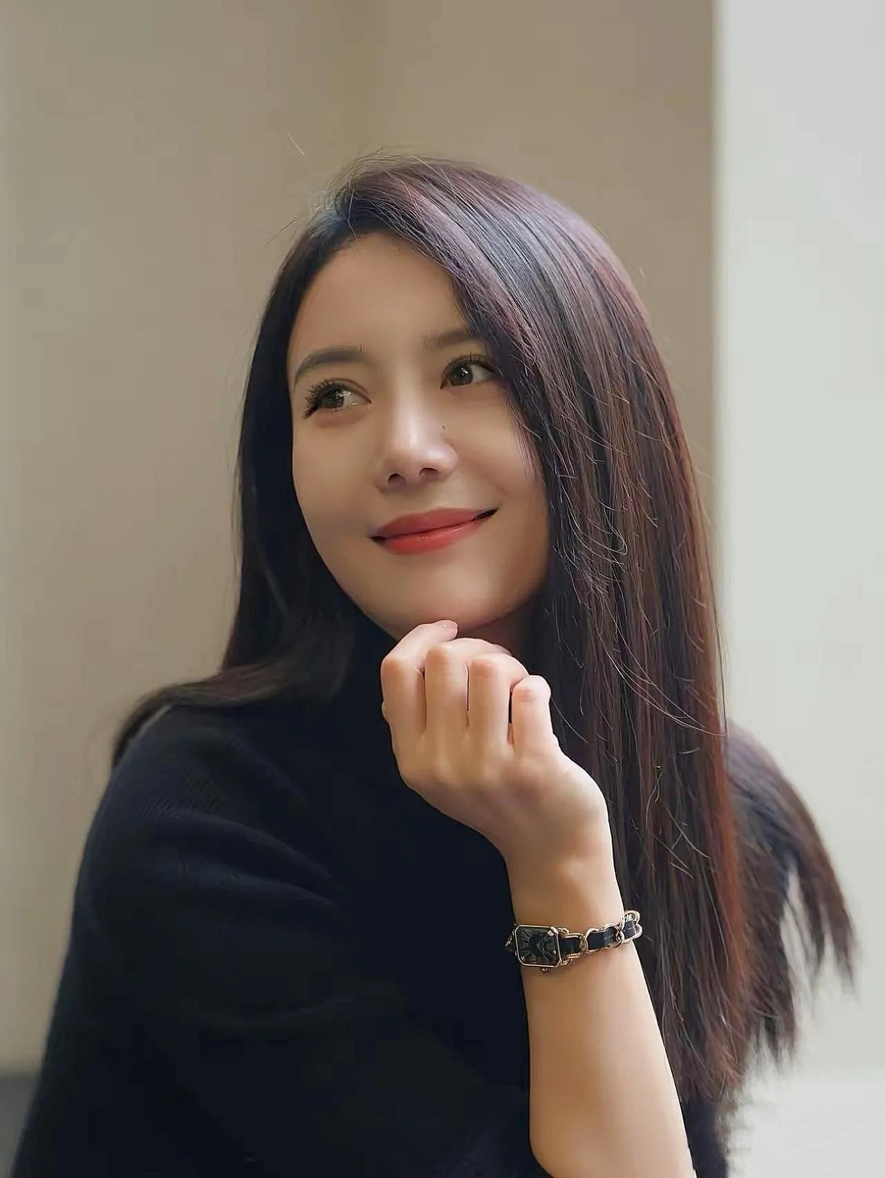 穿越时空的爱恋（现代诗）
 
我把名字刻进星轨
让光 驮着它
穿破所有晨昏与褶皱