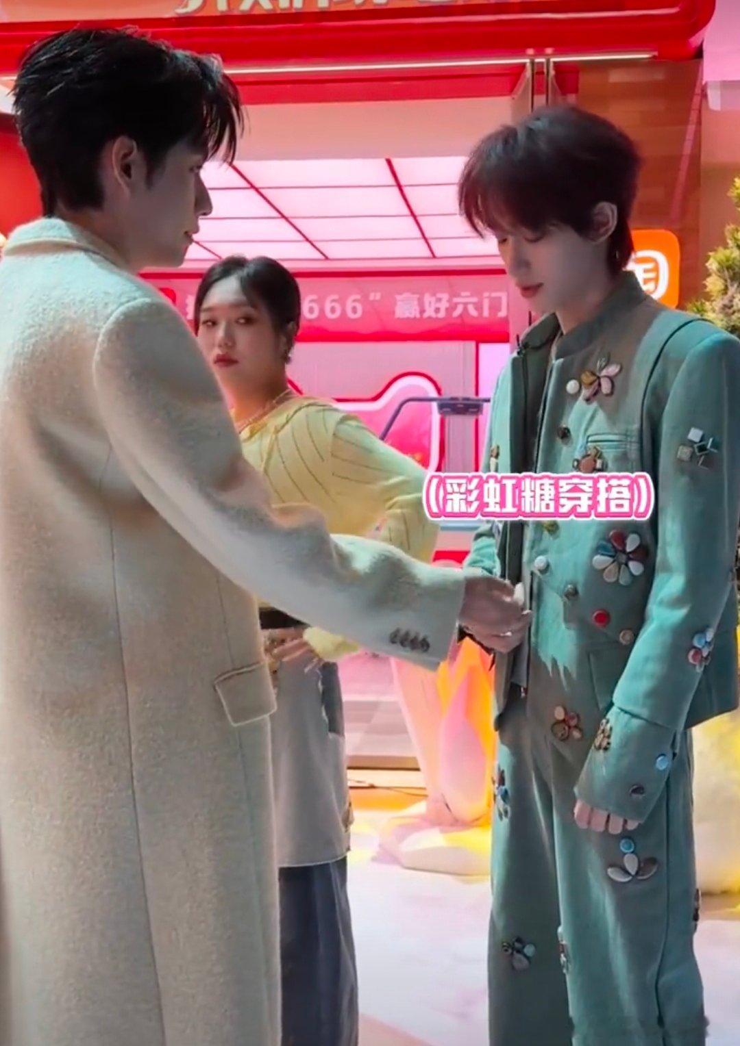 丁程鑫cha高雅人士你好星期六 谁懂啊！丁程鑫在《你好星期六》举着糖葫芦，猝不及