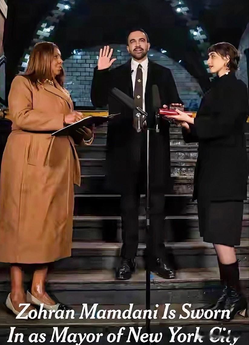 34岁的马姆达尼在纽约旧市政厅地铁站内，将手按在两本《古兰经》上宣誓就职。他使用