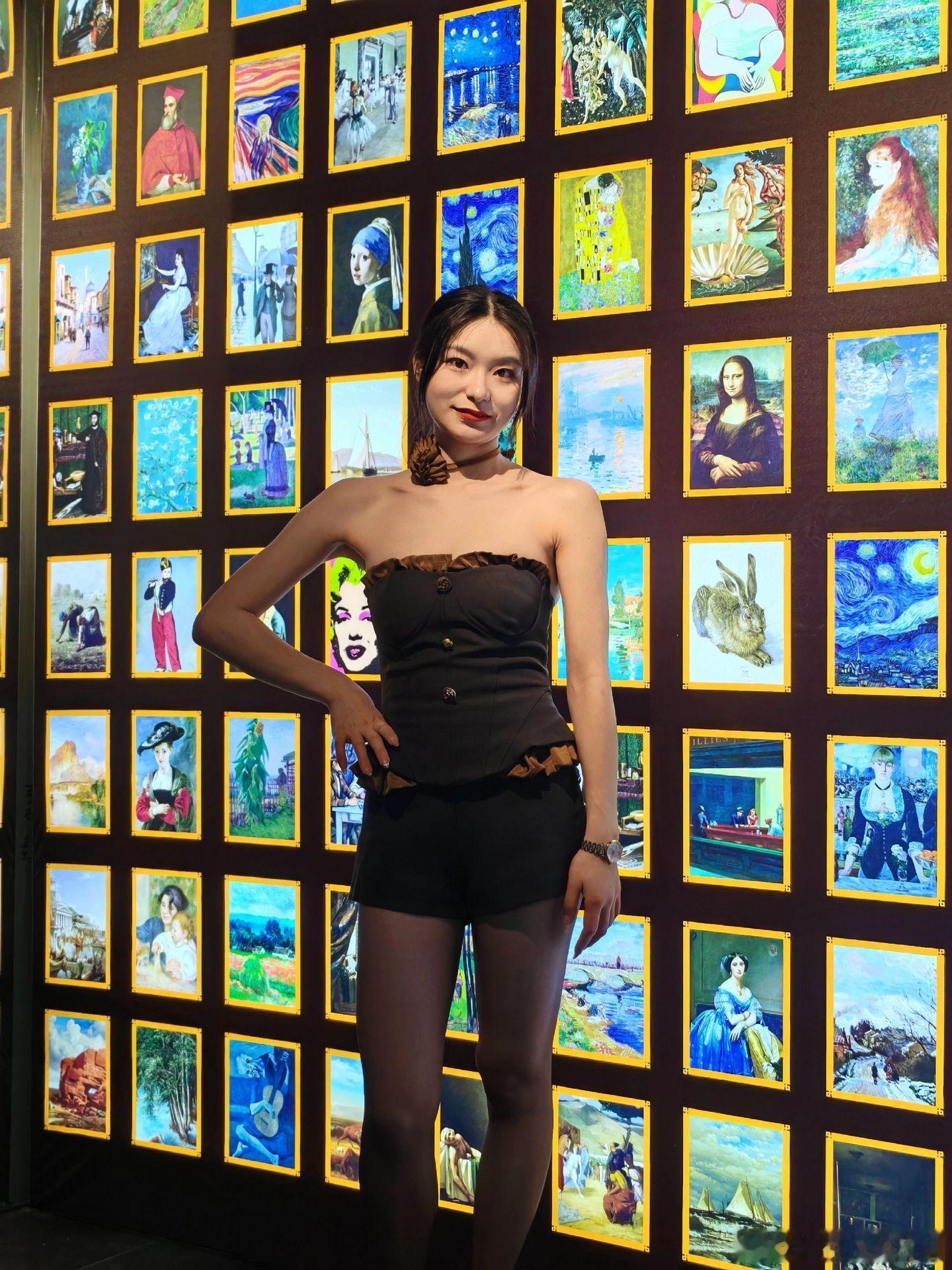 约拍 文艺展得穿黑丝美女绘梦长廊