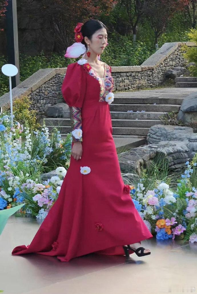 贵州村寨惊现十二花神震惊路人贵州古寨邂逅十二花神，华服翩跹裹挟古韵风华。佳人缓步