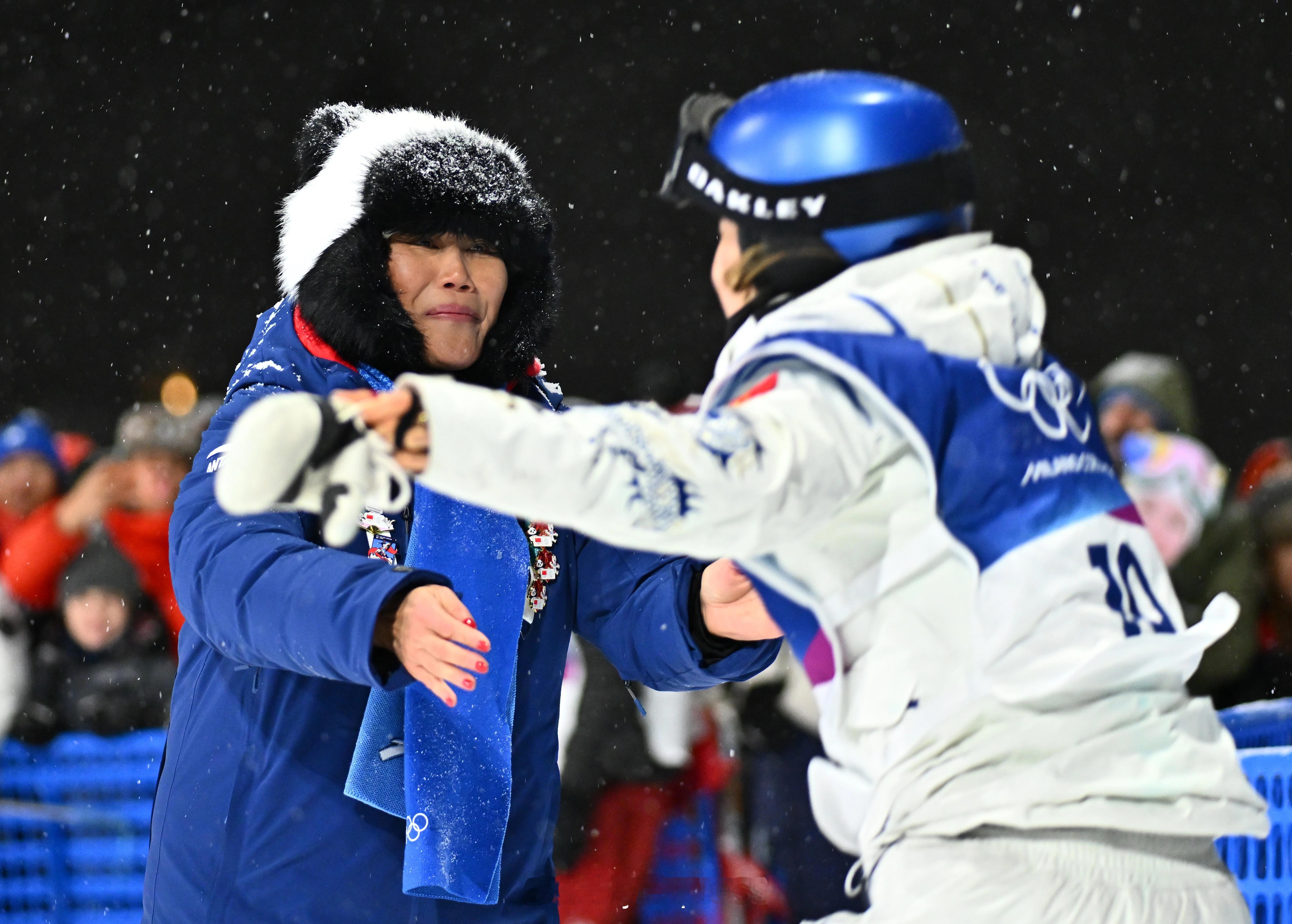 谷爱凌转身就有妈妈在场边 谷爱凌叱咤体坛的背后，是母亲默默无私的守护和支持。母亲