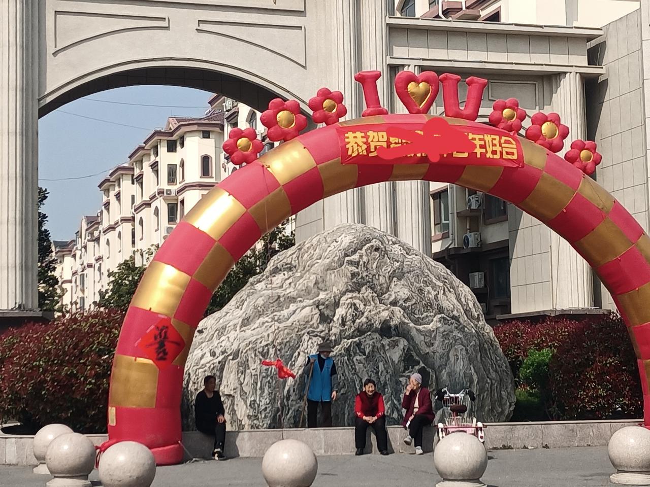 您看这事怪不怪，小区大门有块巨石把门碍！（图片来源：老山兰随手拍）