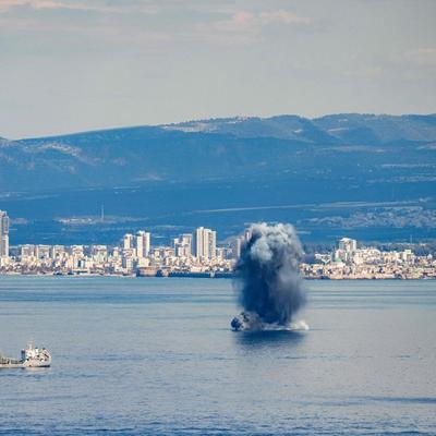 3月3日凌晨，美国终于低下了高昂的头颅。
 
就在刚刚，美国竟然通过意大利向伊朗