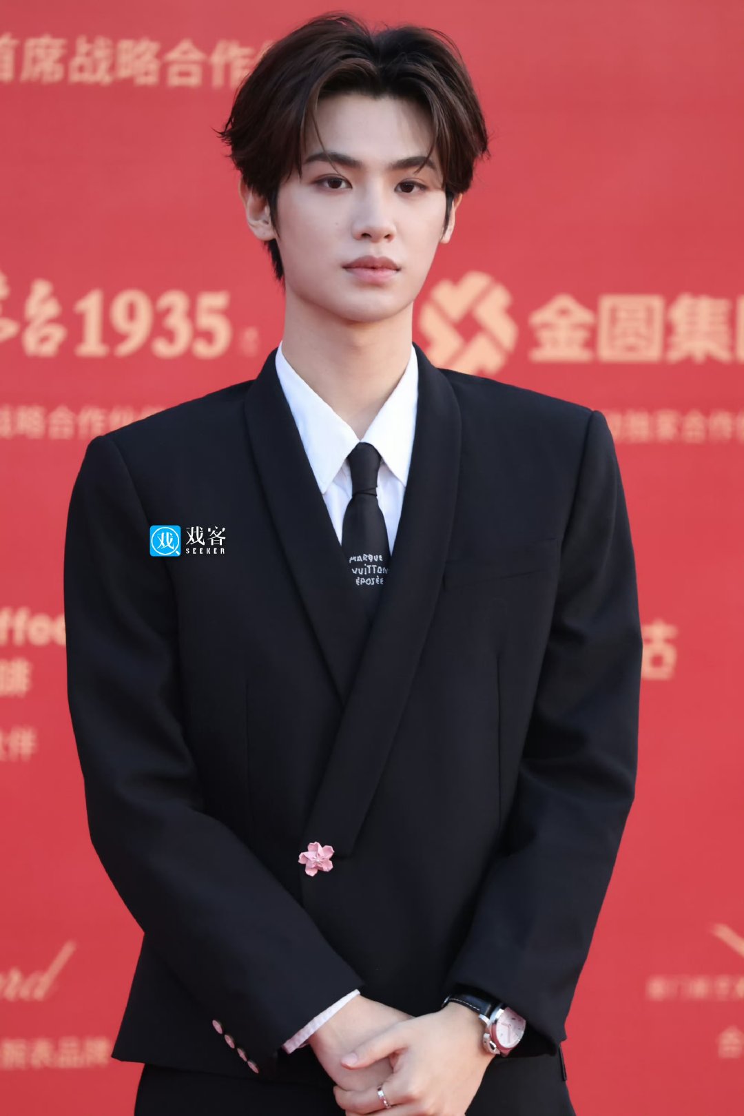 生图即精修！黄明昊金鸡红毯廓形西装出镜，骨相优越肤质抗打，时尚感拉满全场瞩目 