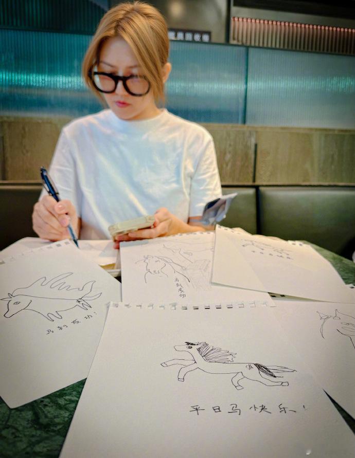 灵魂画手孙燕姿孙燕姿马年画小马 孙燕姿马年画小马祝大家马到成功啦~咱就说姐姐的祝