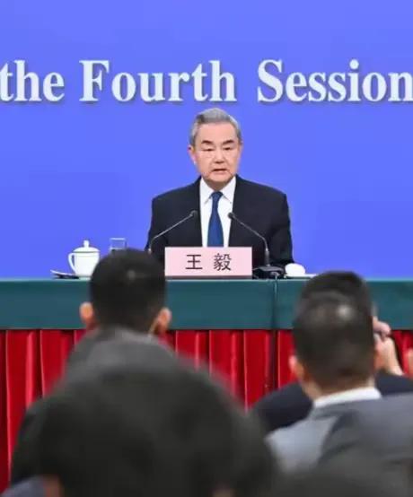 王毅外长73岁还没退休，位居副国级，奔波在外交一线，最新近照让人敬佩，岁月不饶人