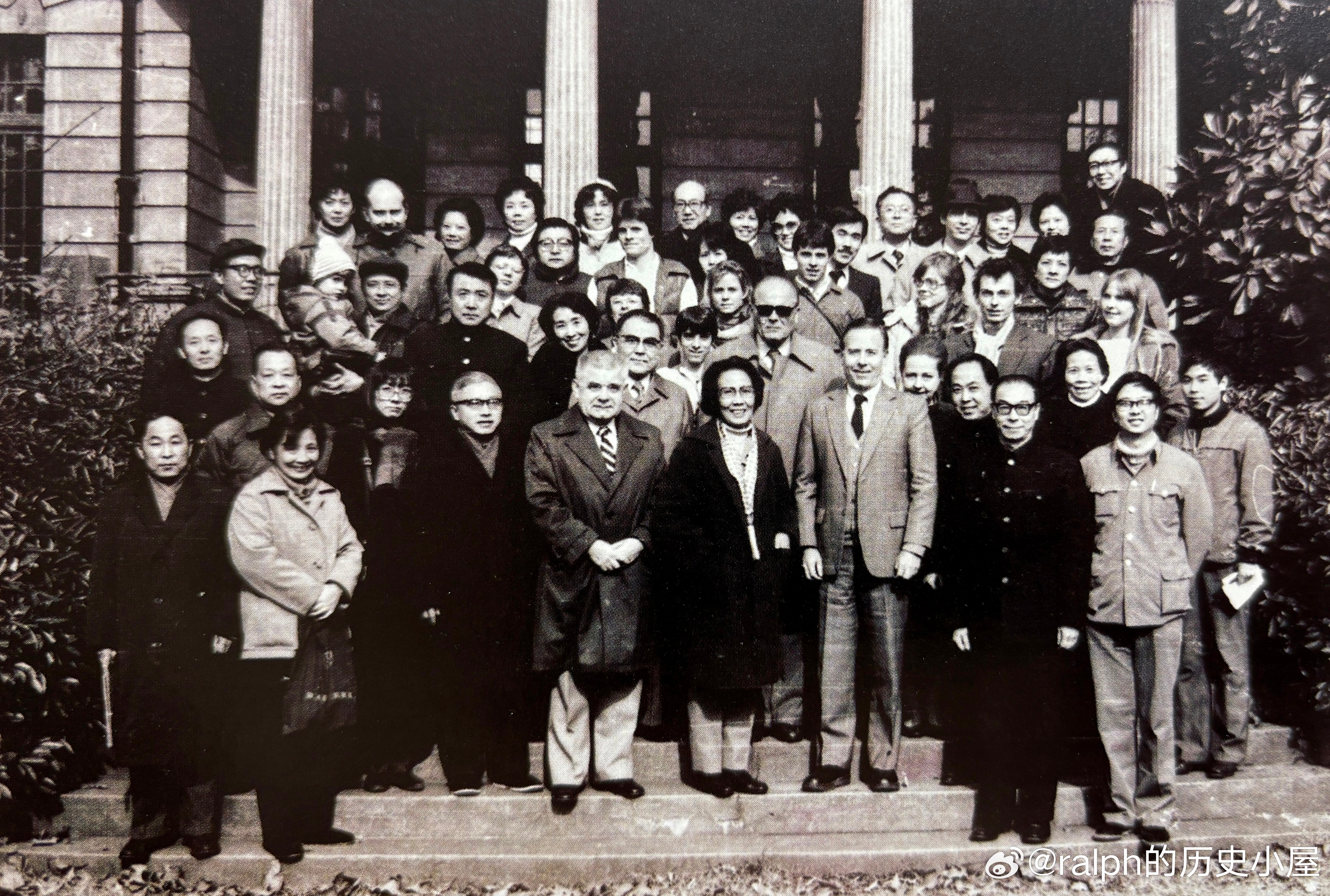 1983年12月23日驻沪美国、日本、联邦德国和波兰等国总领事及夫人访问上海越剧