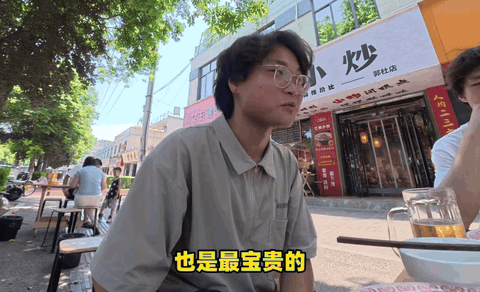 老板悄悄带实习生回校参加毕业典礼老板那句“虽然不会一辈子共事，但想让你感受职场温
