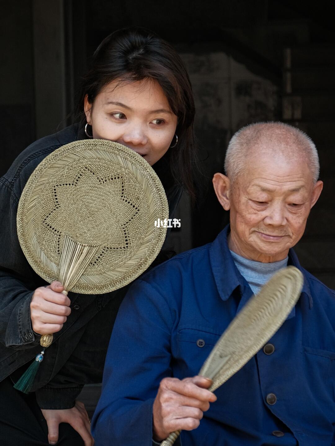 这是中国本土的草编扇，不是来源于东南亚