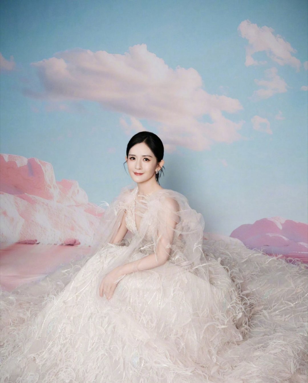 谢娜早期主持艺名叫叶子娜姐聊起千禧年的记忆，说自己以前的艺名叫叶子，也是勾起了自