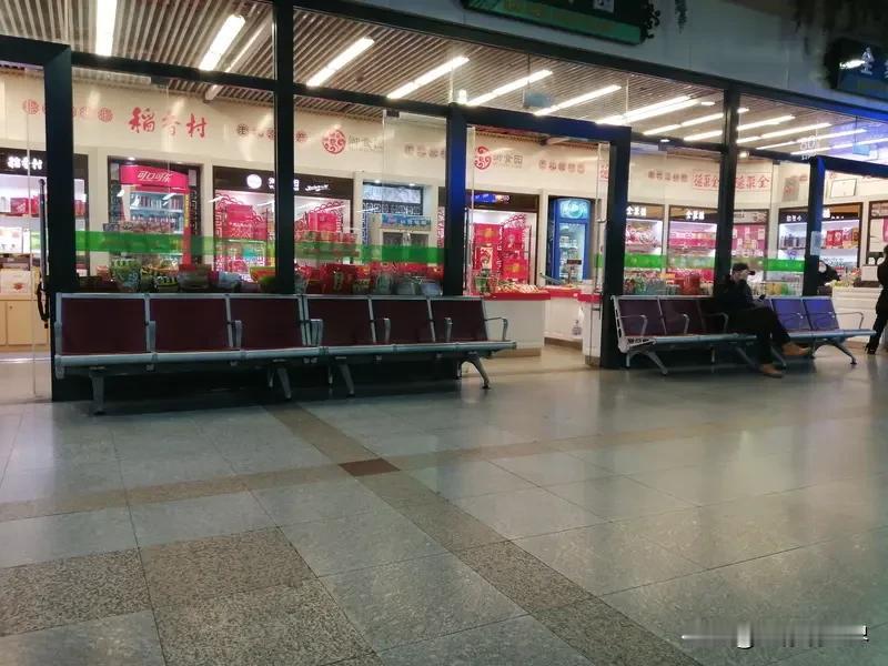 上海铁路局管下的众多车站挺直销售泡面，没有明确禁止，但是不提倡。于是乎很多网友直