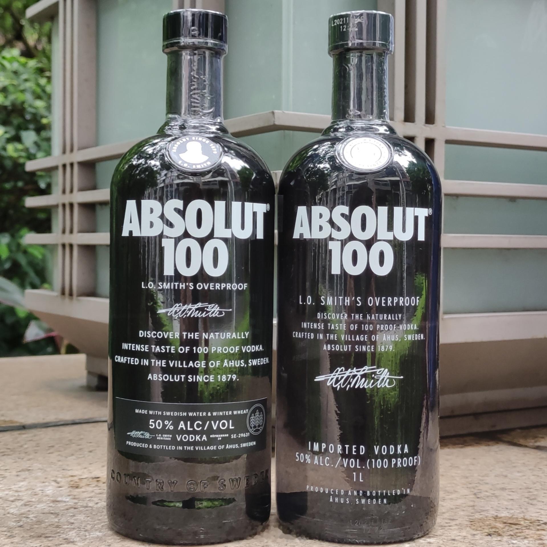 黑绝对伏特加 ABSOLUT 100 最近的两个版本。#绝对伏特加##绝对伏特加