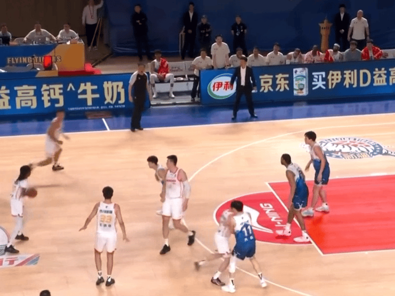 安静！
有我在，
你们翻不了盘。 

最后 1 分 24 秒，新疆从落后 17 