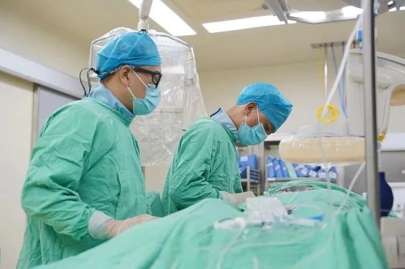 在医院工作多年，发现一个奇怪的现象。那就是农村来的老人确诊重病比如癌症后，很少会