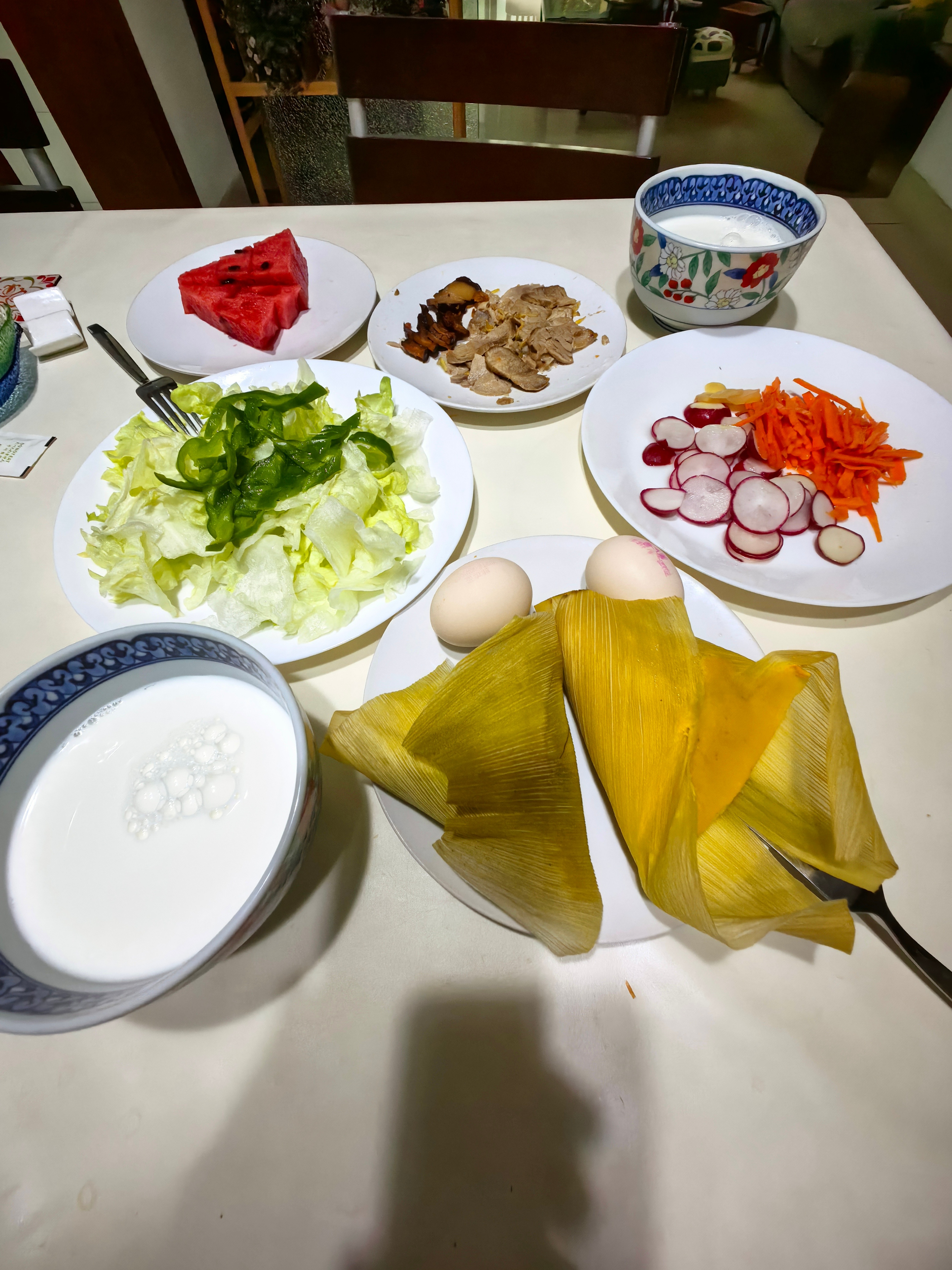 今天成都气温27°C-35°C，多云，感觉闷热，适合睡懒觉。吃完早餐，就到了午餐