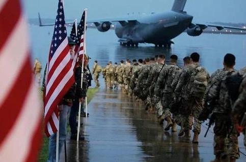 美国用武力夺取格陵兰岛的可能性在增加。原因主要有二个，第一个是民调显示，格陵兰岛