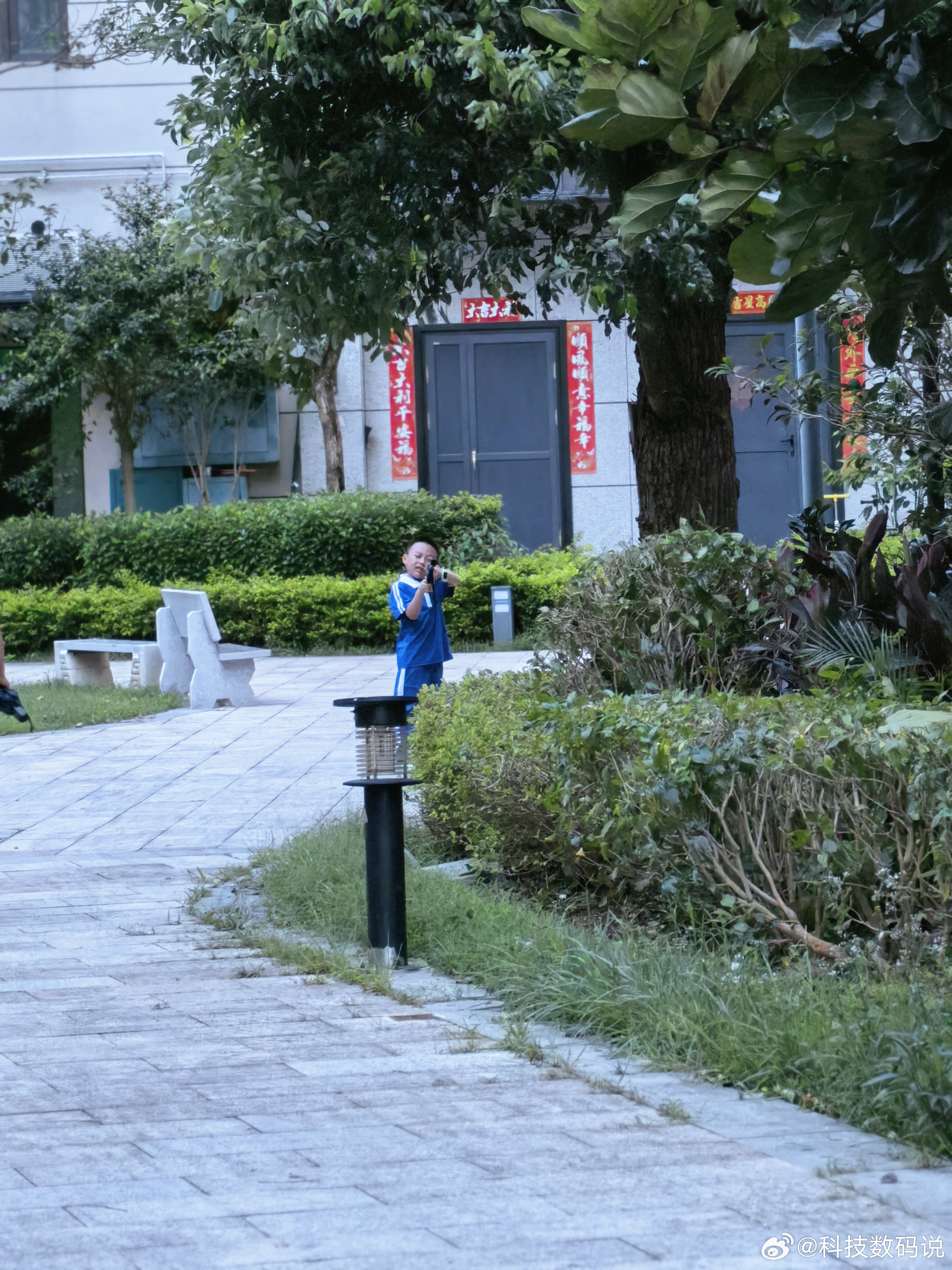 深圳校服 去商场自己买倒反天罡了，穿上校服的小孩哥居然拿枪对着他爹[笑cry][
