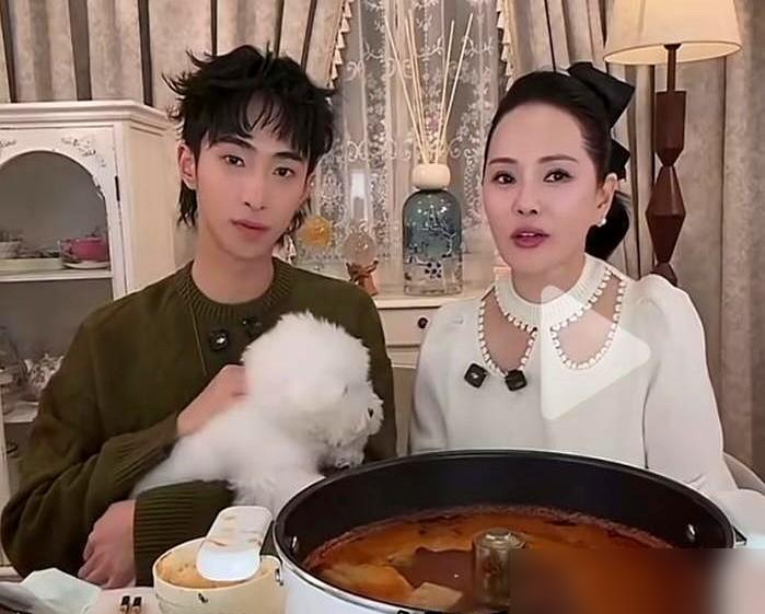 伊能静那个三人微信群，看得我心里咯噔一下。

那天就是他们母子俩在各自城市忙着自