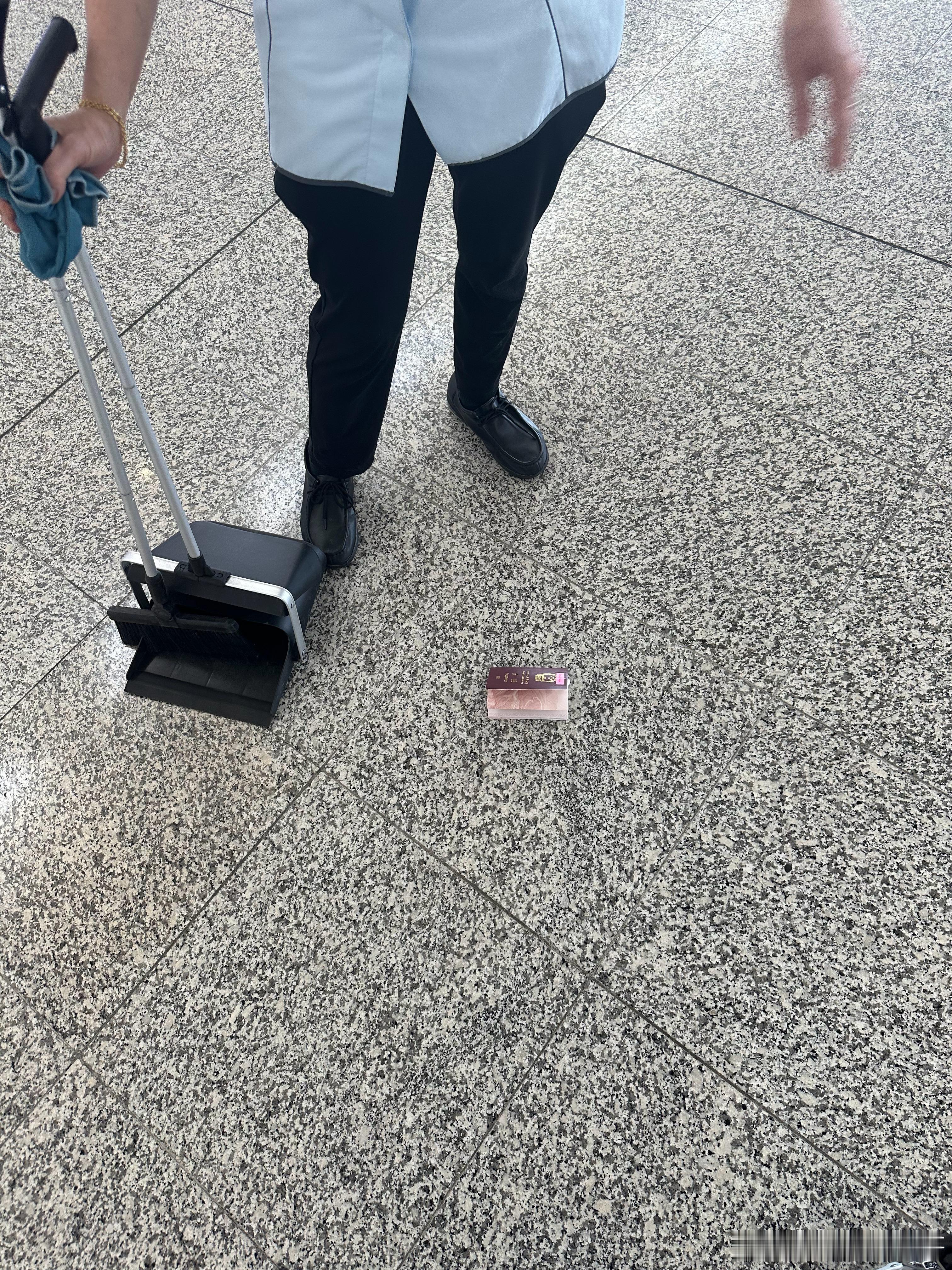 福建的黄龙福，你的护照丢在香港机场T1航站楼了，已经送到写大问号“？”的咨询处了