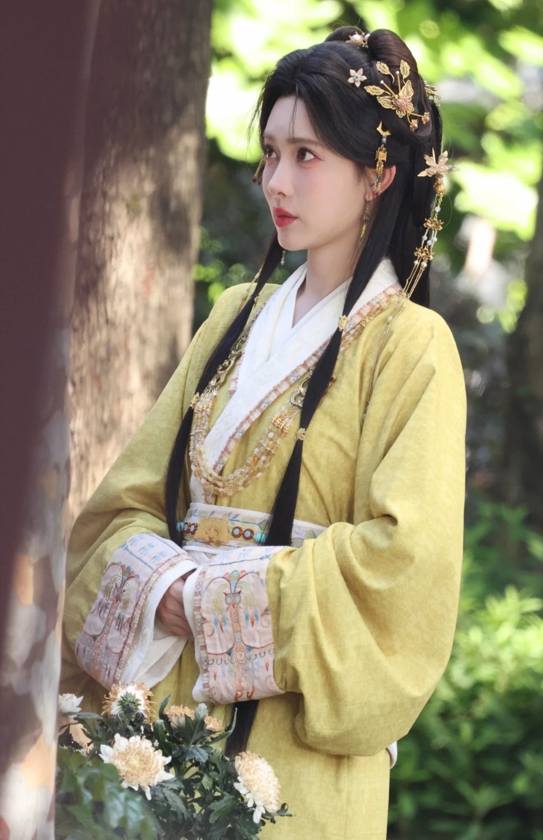 孟子义鹅黄古装 孟子义古装路透释出，鹅黄色造型又甜又娇俏，衬得整个人皮肤白到发光