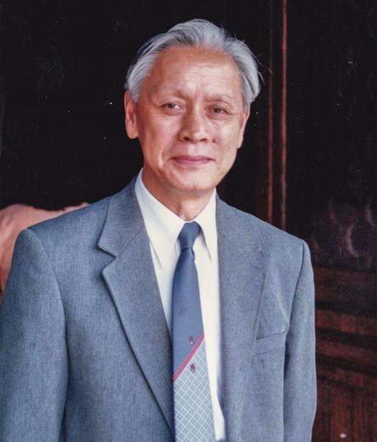 1959年，他趁着妻子出差，偷偷把一管液体灌入刚满一岁的儿子嘴里，看着儿子天真的