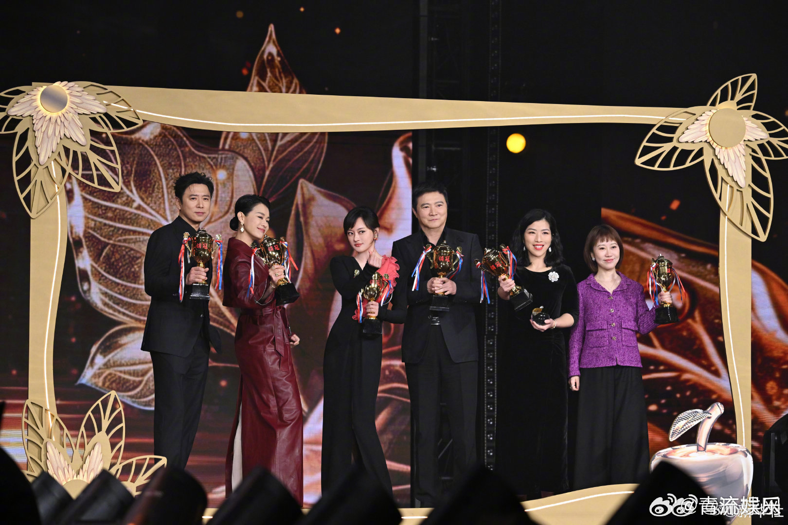 肖战藏海传剧组合照电视剧品质盛典剧组舞台照来了！ 每一部爆款作品背后，都是一群人