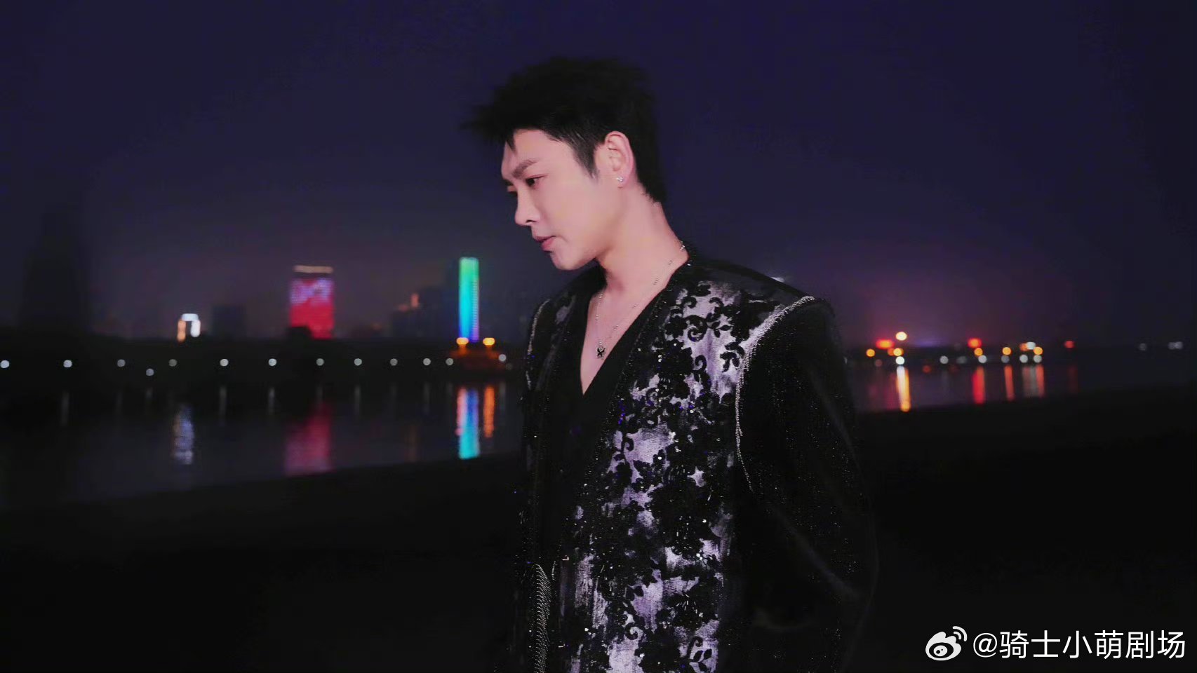 从《野狼Disco》入坑，到《电梯战神》彻底圈粉，老舅的歌陪我度过了无数个加班的