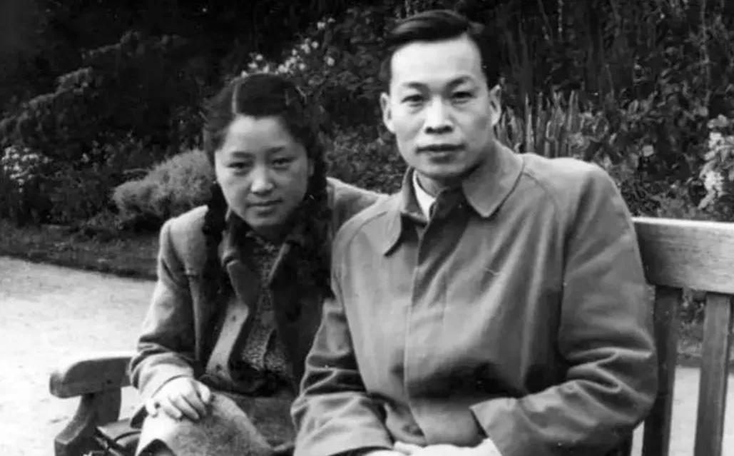 1969年，“两弹一星”钱三强被下放到偏远农村。那天，正在干活的他突然看到弯腰打