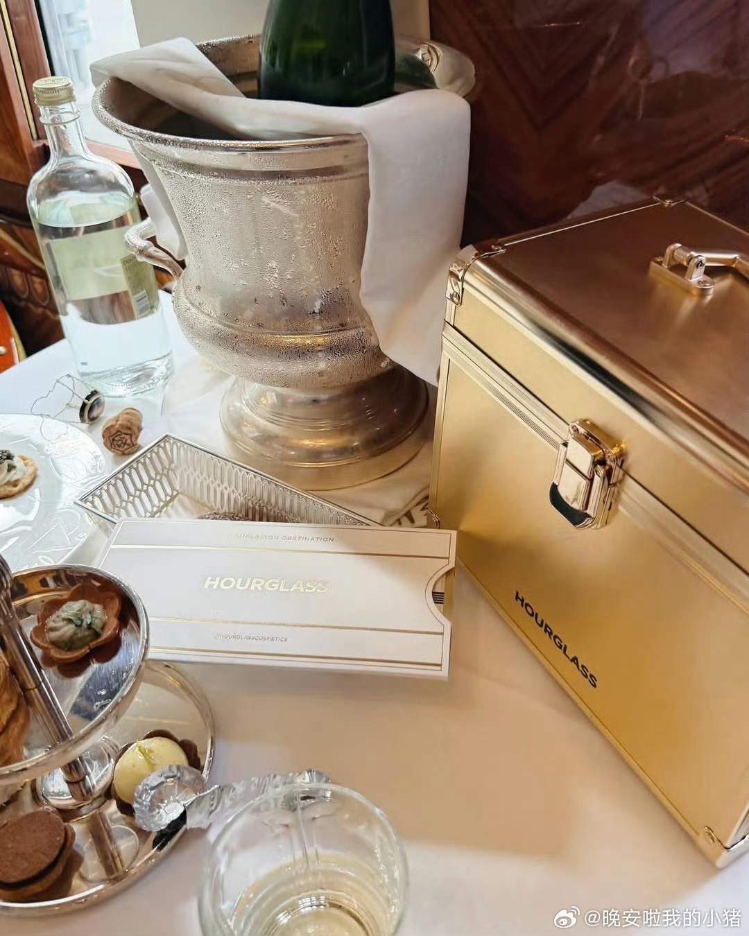 何与官宣新代言Hourglass，品牌方关注了何与ins，巴黎之行也拿下新代言