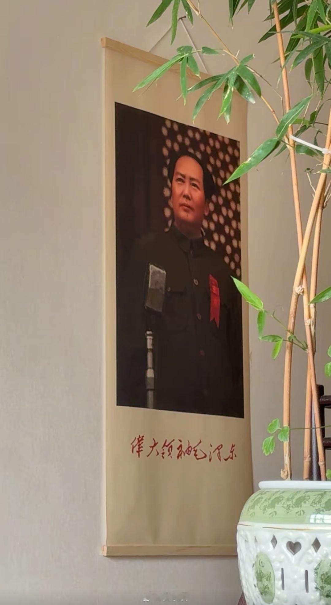 今年很流行卷轴款教员画像。永恒的气场和丰碑。 