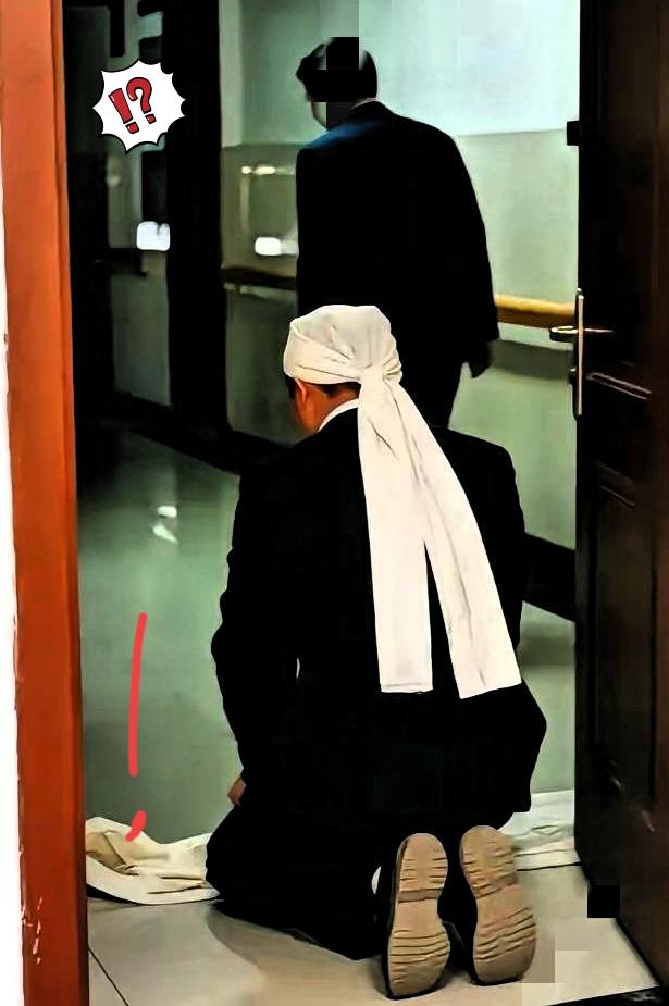 同事奶奶离世求假被拒，第二天披麻戴孝来上班的样子，真的看得人心里发堵！
 
至亲