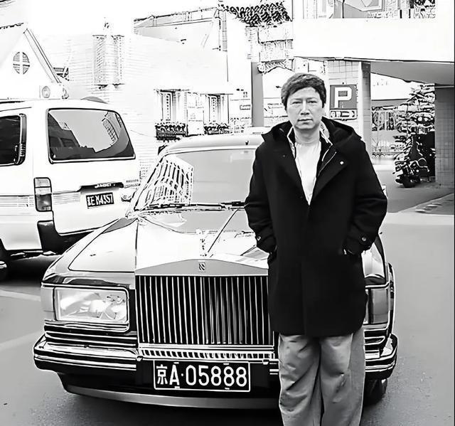 1991年深秋，旧金山机场寒意刺骨。李春平抱着泛黄遗嘱走下舷梯，身后货舱静卧着十