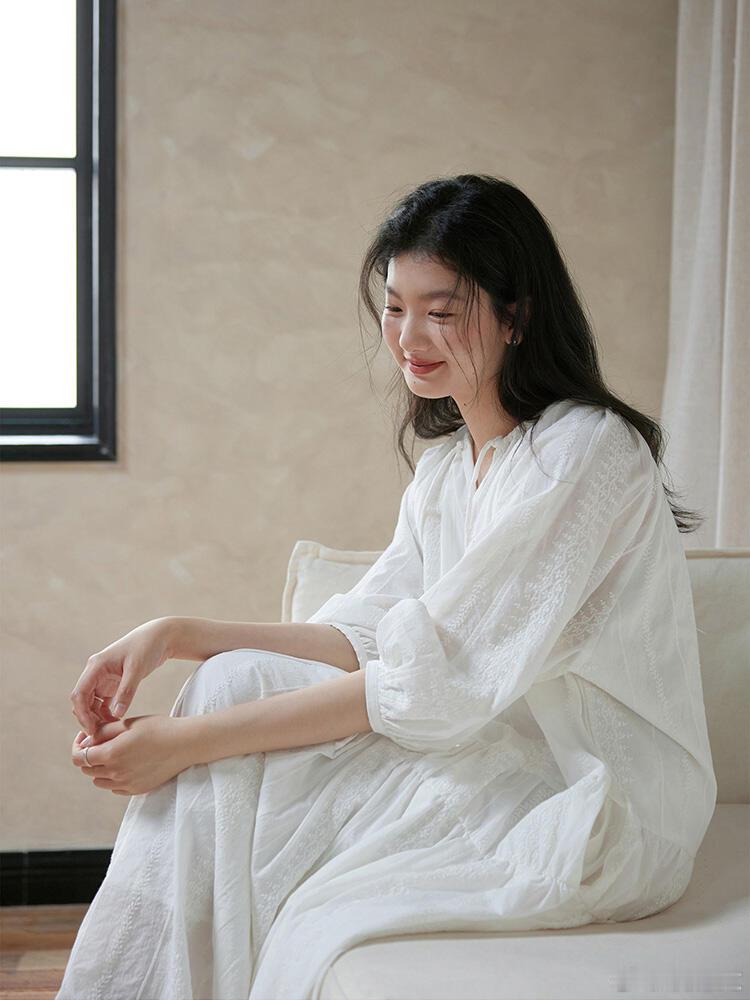 夏日白月光穿搭指南：棉质长裙+银色鞋，清爽又高级！——V领、宽松、黑白格纹包，3