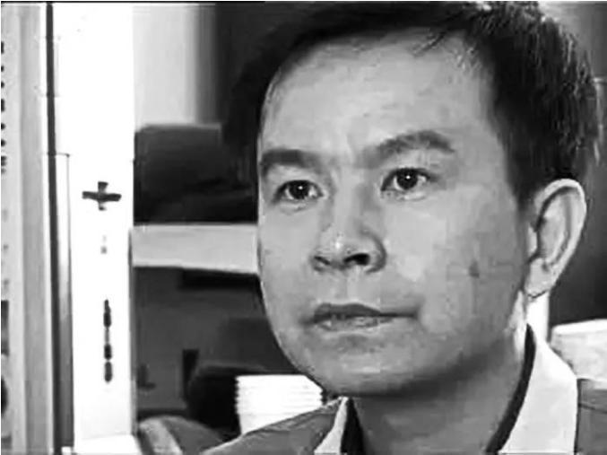 1993年12月，第二天就要被执行死刑的李红涛，紧张地盯着一个小东西。突然它动了