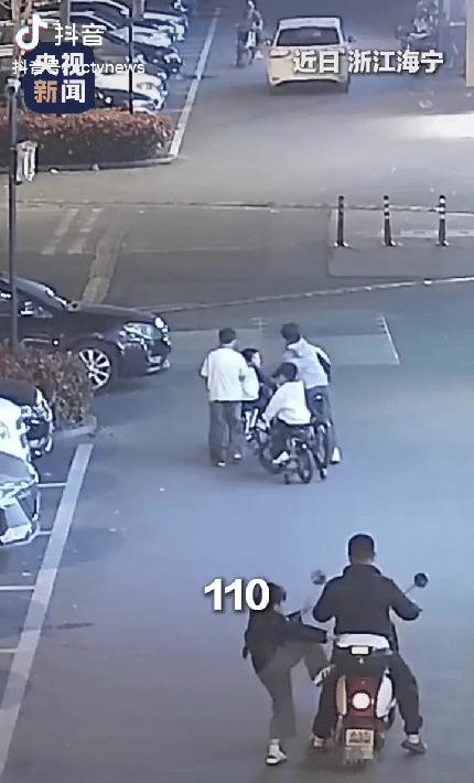 浙江海宁的晚间街头，人流穿梭，一名4岁男童站在车流边缘哭得撕心裂肺。

谁能想到