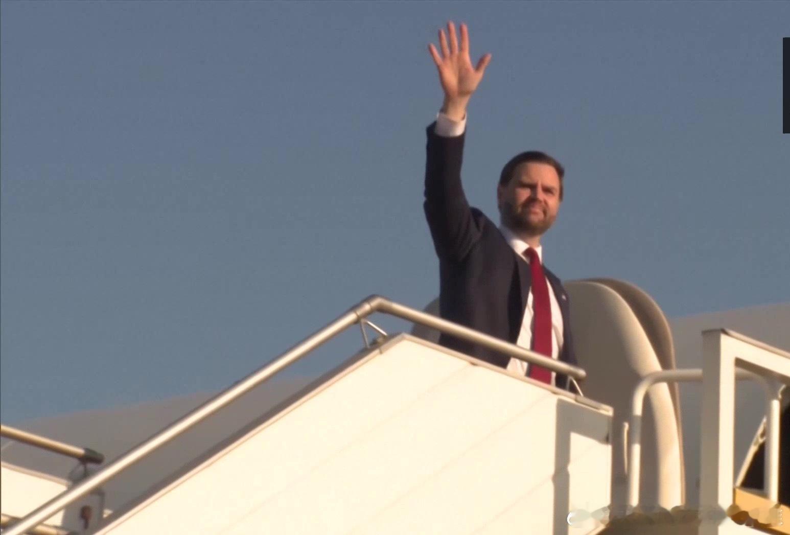 万斯灰溜溜走了 