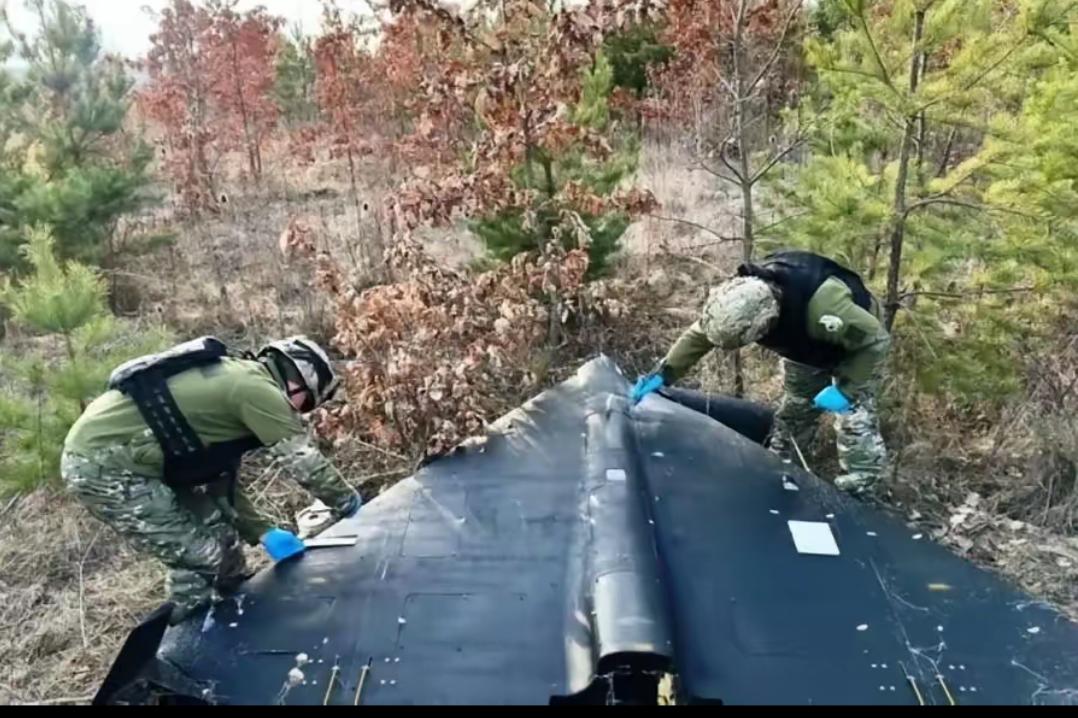 乌克兰军方人员在对截获的俄军未爆“天竺葵”2无人机进行检查后，发现了额外的天线和