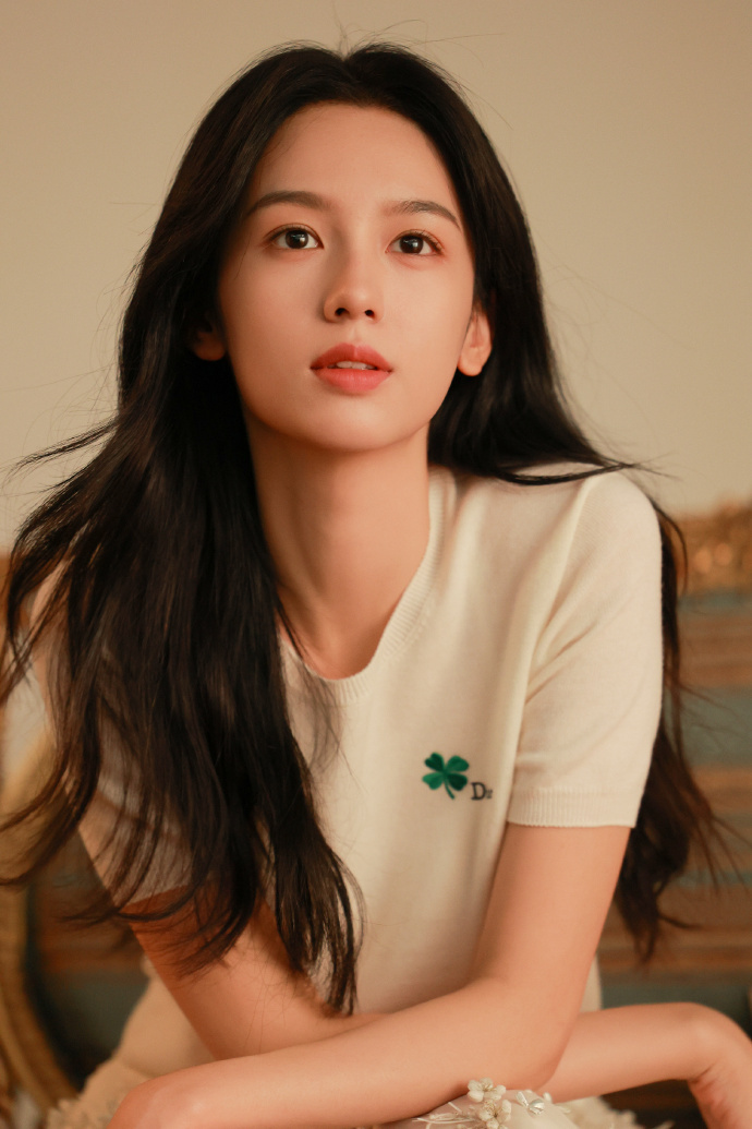 优雅，松弛，们满分女周也又在散发魅力了