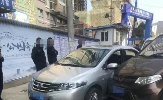 贵州六盘水，一男子好心搭载一女子去火车站，结果被一辆五菱面包车给撞停在路边。男子