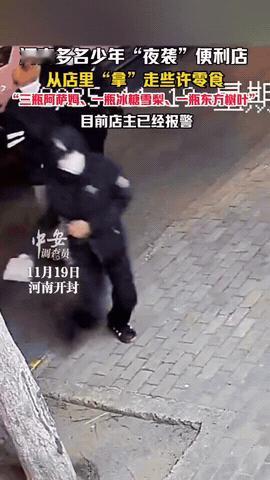 河南开封，11月19日一便利店老板早上去开店门，发现店门竟被人砸出了一个大窟窿，